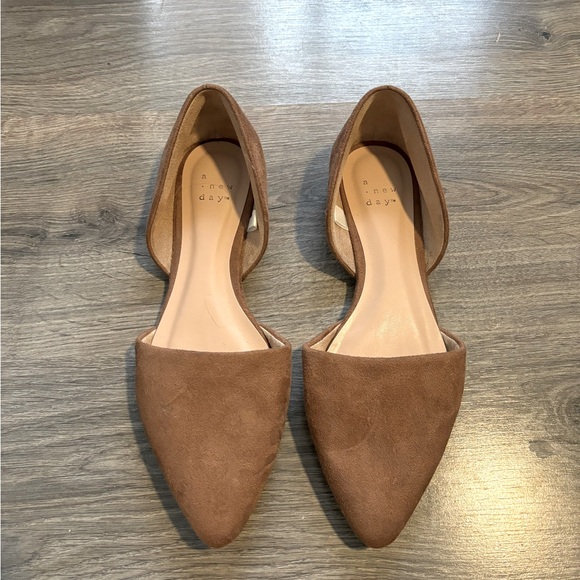 Brown flats - Picture 1 of 3